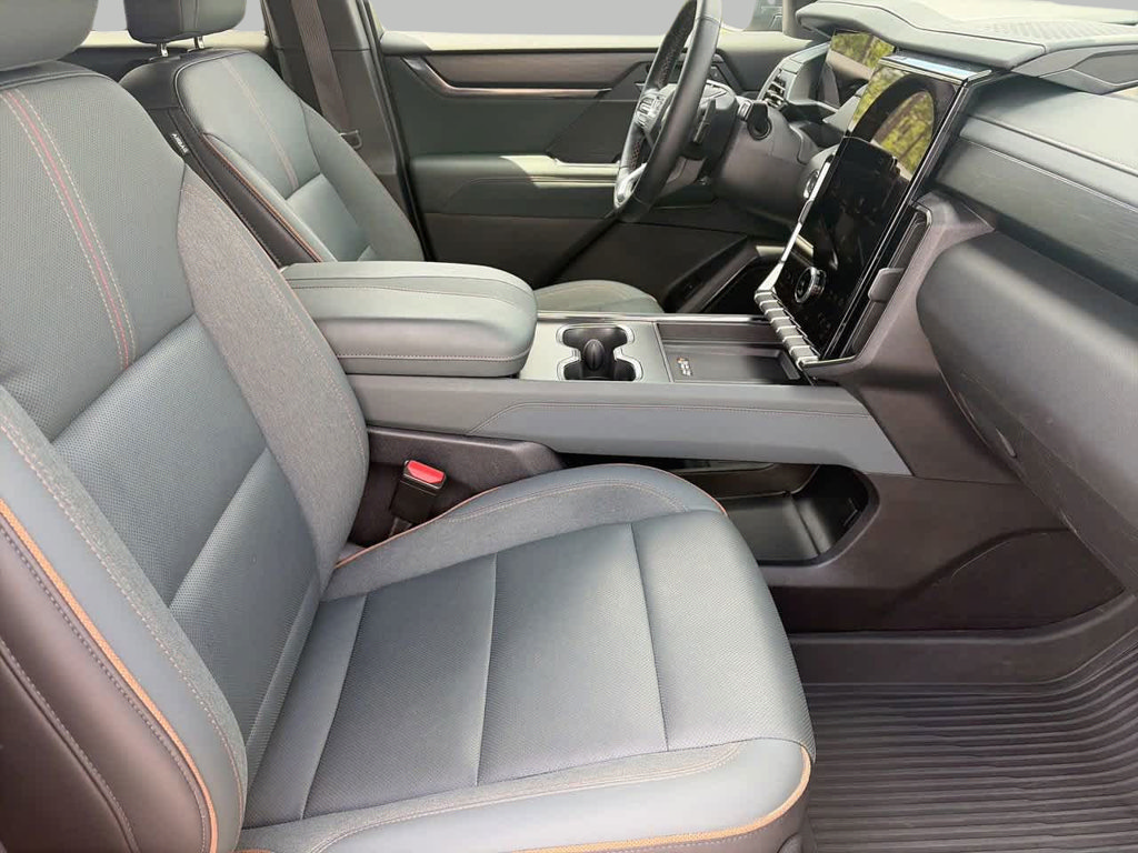 Used 2025 GMC Acadia AT4 w/ LPO, Floor Liner Package AWD/4WD image 9
