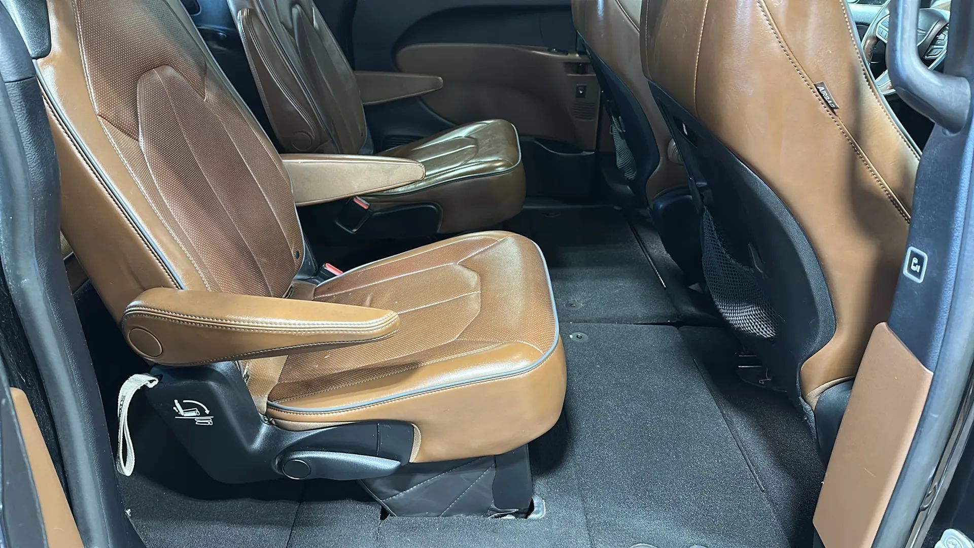 Used 2017 Chrysler Pacifica Limited w/ Tire & Wheel Group FWD image 17
