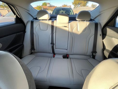 Used 2025 Hyundai Elantra Limited image 38