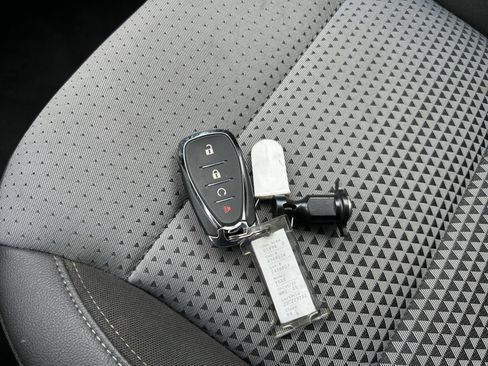 Used 2025 Chevrolet Trax LT FWD image 18