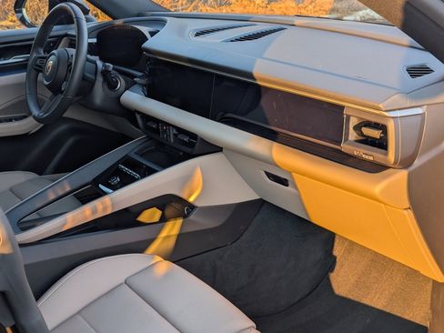 Used 2025 Porsche Macan Electric image 38