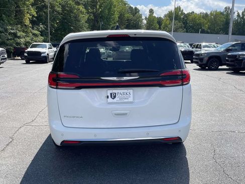 Certified 2025 Chrysler Pacifica Select FWD image 8