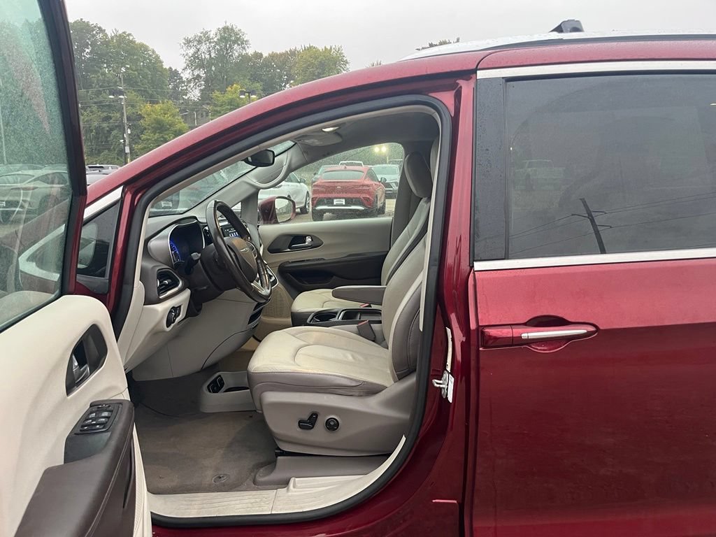 Used 2019 Chrysler Pacifica Touring-L FWD image 20