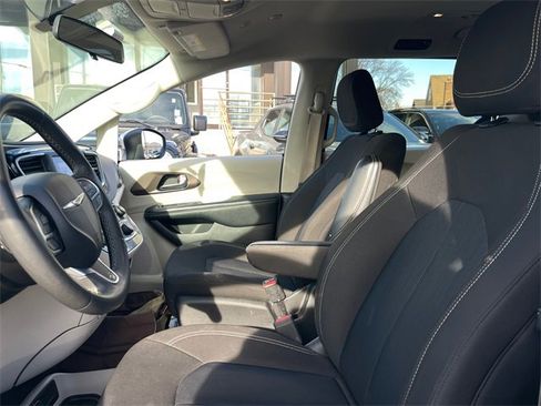Used 2022 Chrysler Voyager LX image 10