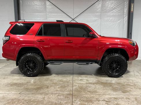 Used 2020 Toyota 4Runner SR5 AWD/4WD image 6