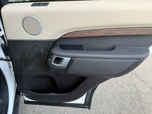 Used 2017 Land Rover Discovery HSE image 23