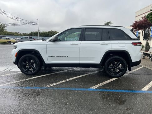 New 2025 Jeep Grand Cherokee Limited w/ Luxury Tech Group II image 9