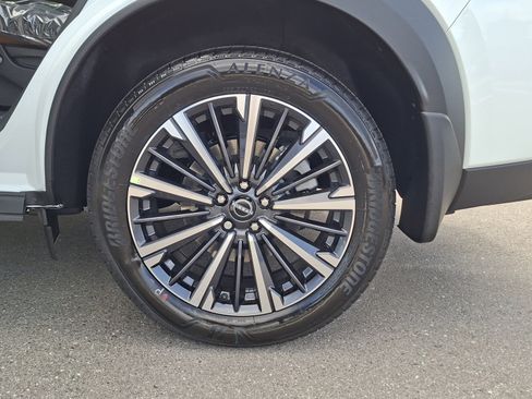 New 2026 Nissan Pathfinder Platinum FWD image 17