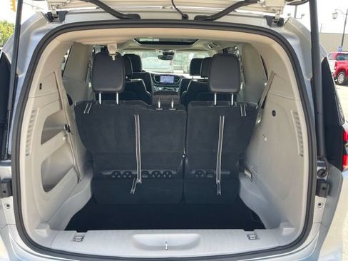 Used 2023 Chrysler Pacifica Limited FWD image 41
