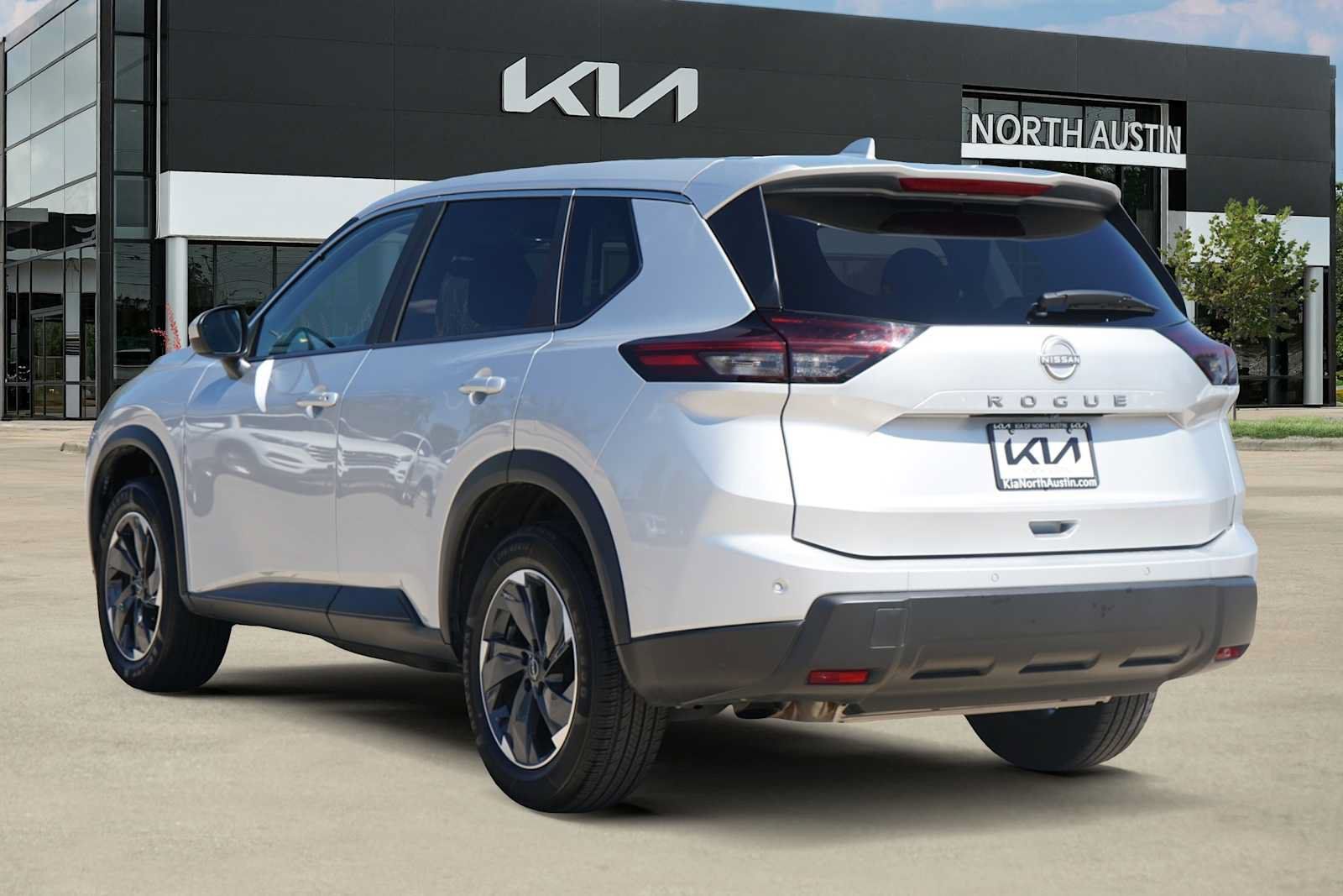 Used 2025 Nissan Rogue SV FWD image 4