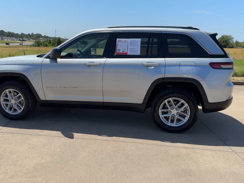 Used 2023 Jeep Grand Cherokee Laredo AWD/4WD image 6