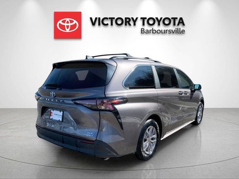 Used 2024 Toyota Sienna XLE image 7