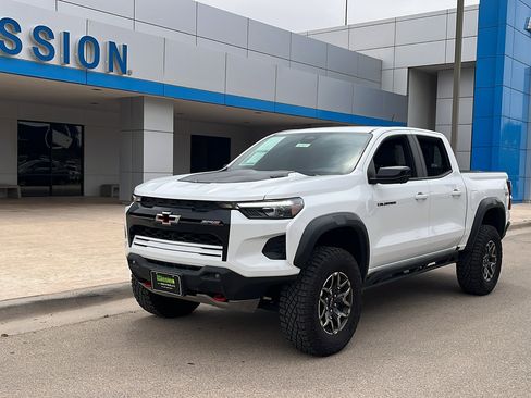 Used 2025 Chevrolet Colorado ZR2 w/ Technology Package image 3