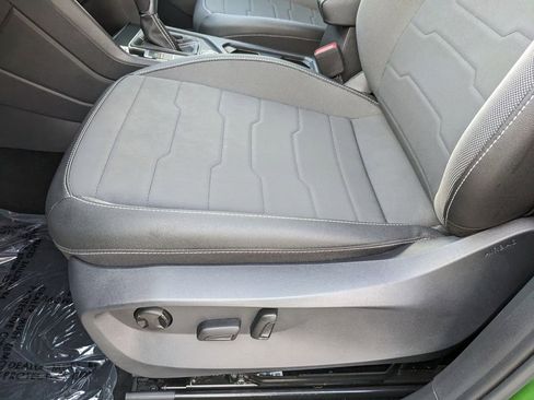 Certified 2025 Volkswagen Taos SE image 21