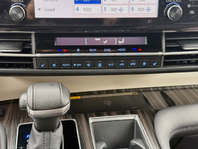 Used 2024 Toyota Sienna Platinum AWD/4WD image 16