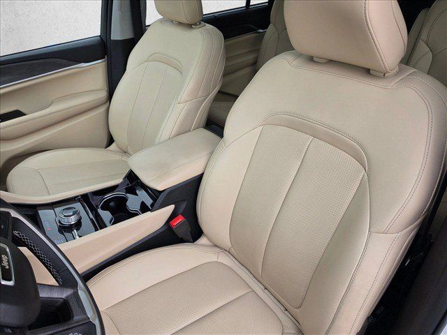 Used 2023 Jeep Grand Cherokee L Limited w/ Luxury Tech Group II AWD/4WD image 25