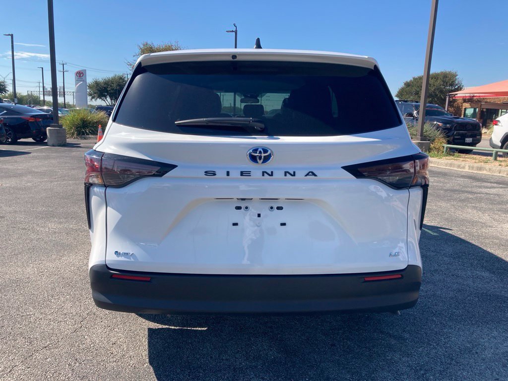 Used 2025 Toyota Sienna LE FWD image 6