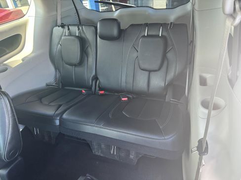 Used 2022 Chrysler Pacifica Touring-L image 24