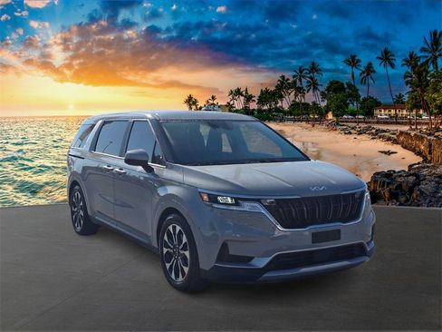Used 2023 Kia Carnival EX image 3