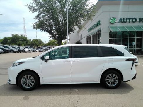 Used 2023 Toyota Sienna LE FWD image 15