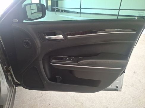 Used 2020 Chrysler 300 Limited AWD/4WD image 23