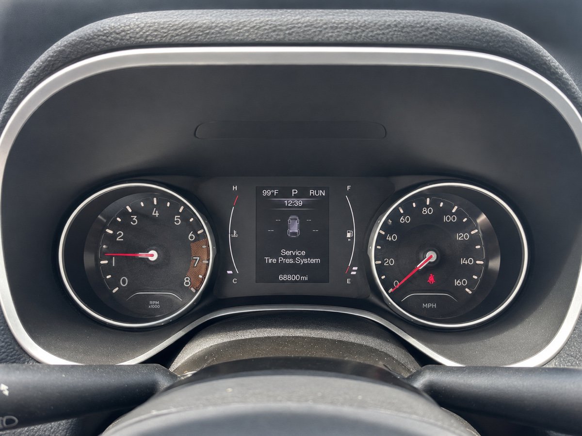 Used 2018 Jeep Compass Latitude FWD image 12