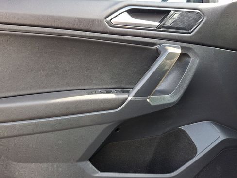 Used 2018 Volkswagen Tiguan SE w/ Panoramic Sunroof Package image 12