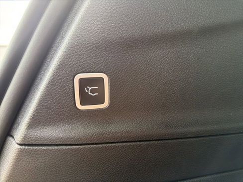 Used 2025 Chrysler Pacifica Limited image 8