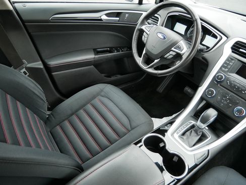 Used 2016 Ford Fusion SE image 9