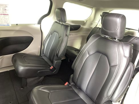 Used 2024 Chrysler Pacifica Touring-L image 32