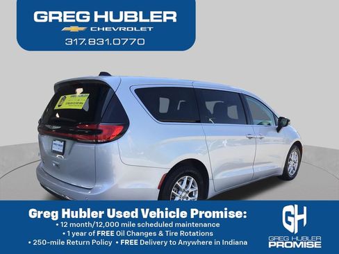 Used 2024 Chrysler Pacifica Touring-L FWD image 6