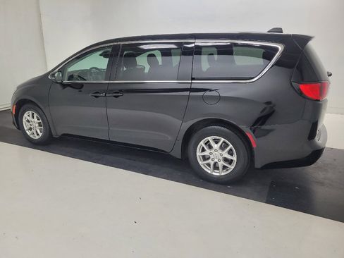 Used 2024 Chrysler Voyager LX FWD image 3