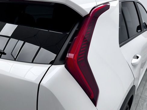 Used 2023 Kia Niro EX image 17