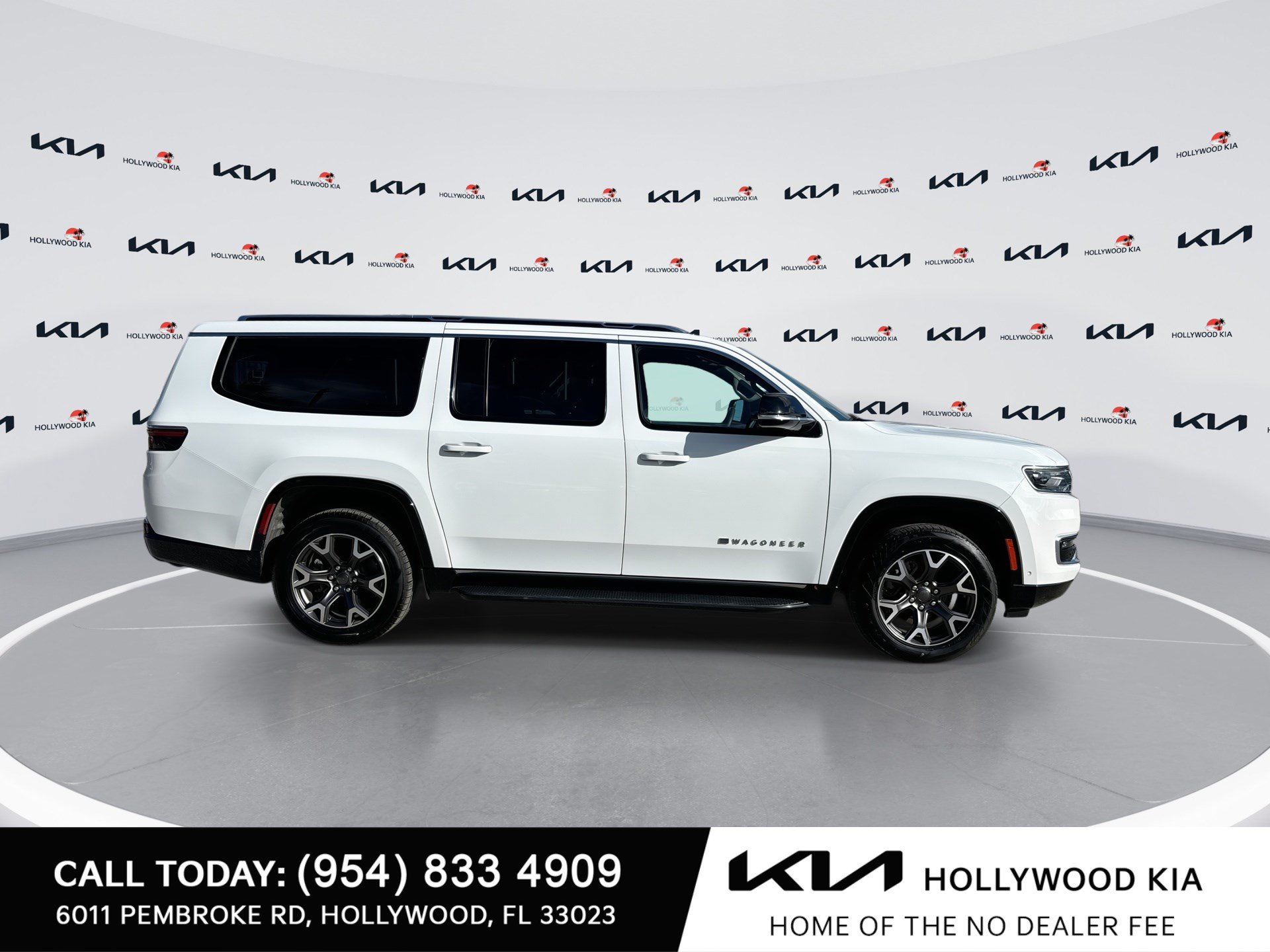 Used 2024 Jeep Wagoneer L Series III w/ Flexible Seating Group AWD/4WD image 9