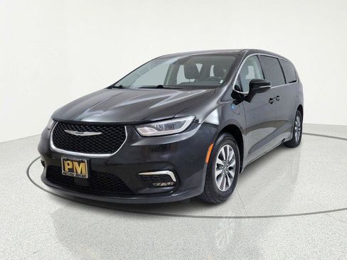 Used 2023 Chrysler Pacifica Touring-L image 3