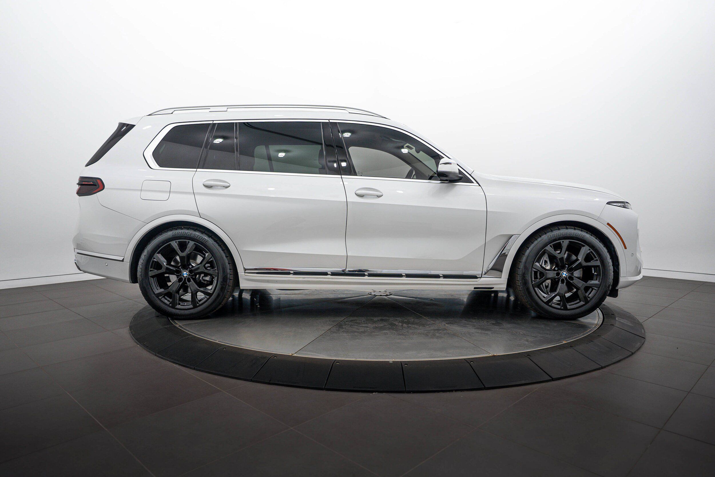 Used 2023 BMW X7 xDrive40i w/ Parking Assistance Package AWD/4WD image 3