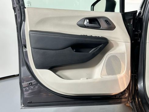 Used 2023 Chrysler Pacifica Touring-L image 33