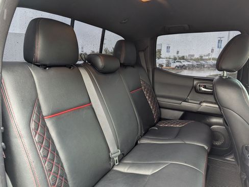 Used 2017 Toyota Tacoma TRD Off-Road w/ Premium & Technology Package AWD/4WD image 26