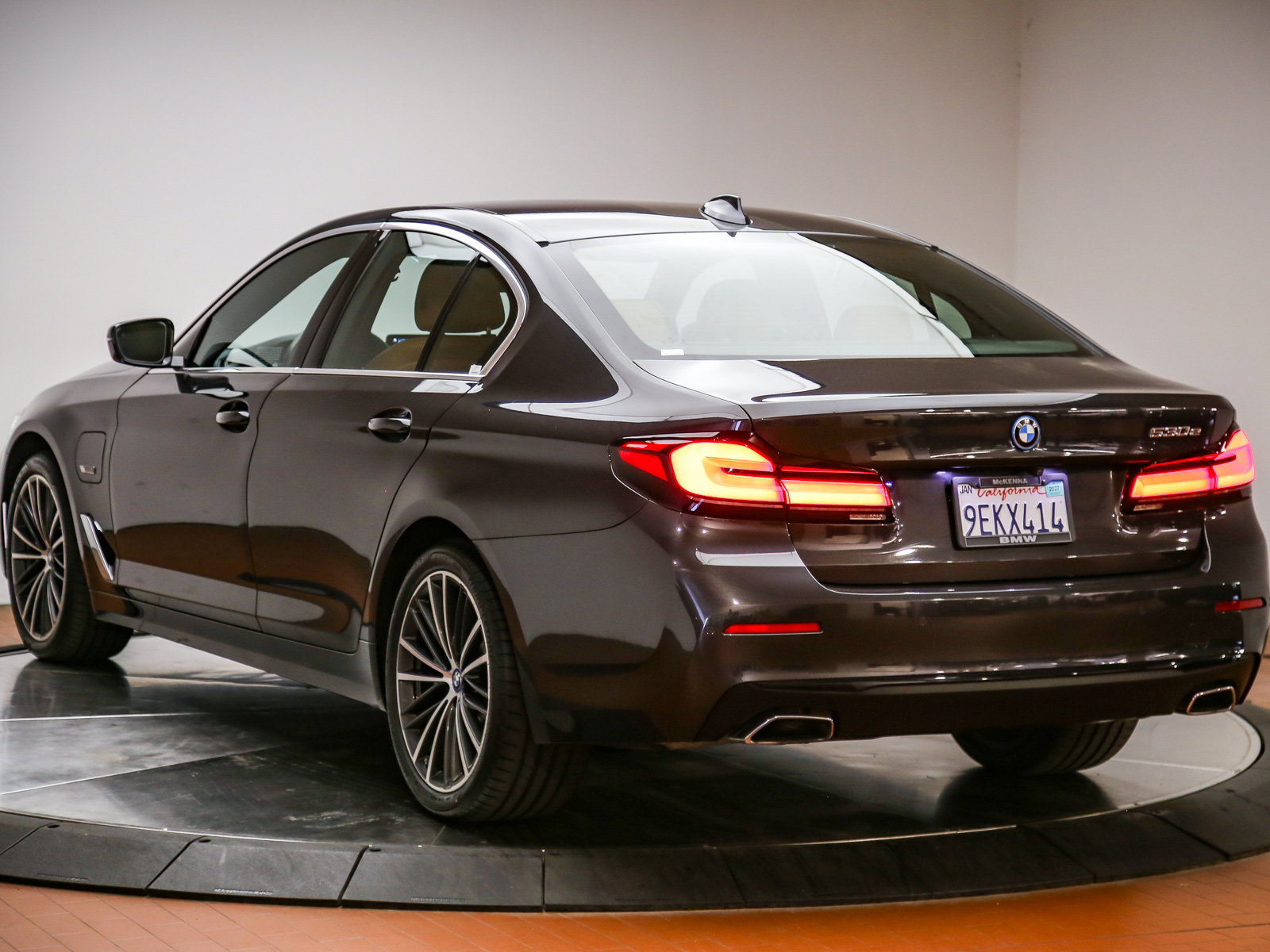 Certified 2023 BMW 530e w/ Convenience Package RWD image 5