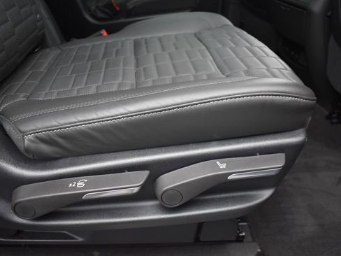 Certified 2025 Cadillac Escalade ESV Sport Platinum image 37