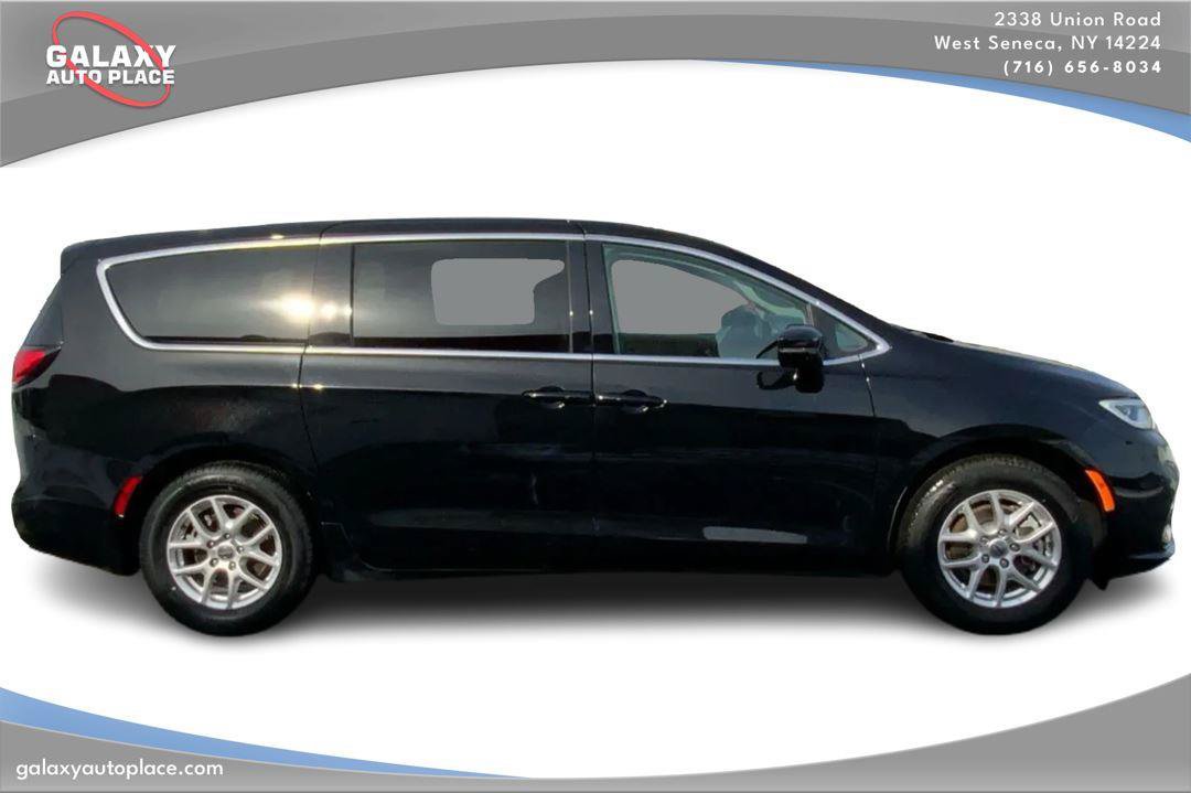 Used 2024 Chrysler Pacifica Touring-L FWD image 4