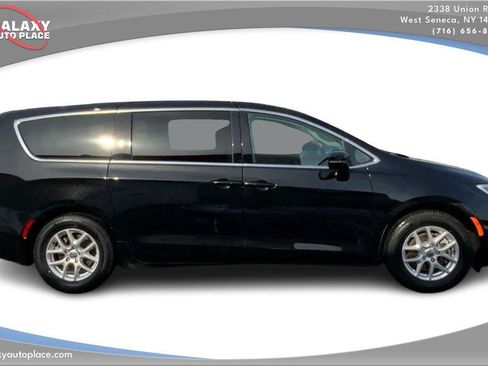 Used 2024 Chrysler Pacifica Touring-L FWD image 4
