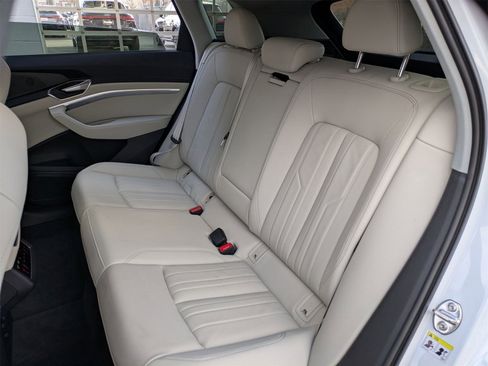 Used 2024 Audi Q8 e-tron Premium image 31