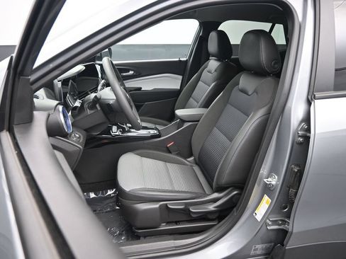 Used 2025 Chevrolet Trax LT FWD image 19