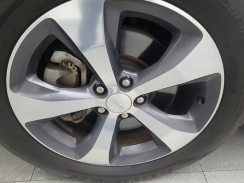 Used 2019 Jeep Cherokee Limited image 31