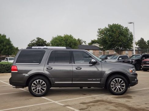 Used 2017 Lincoln Navigator Select RWD image 4