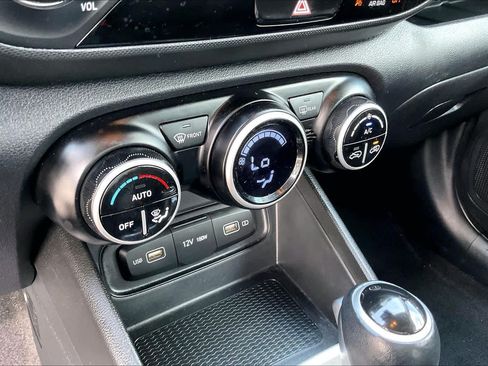 Used 2022 Hyundai Venue SEL FWD image 34