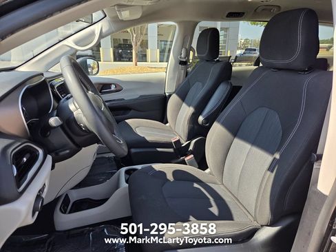 Used 2022 Chrysler Voyager LX FWD image 9