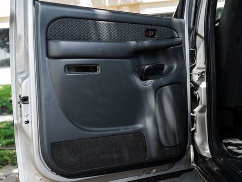 Used 2004 Chevrolet Avalanche 2WD image 64