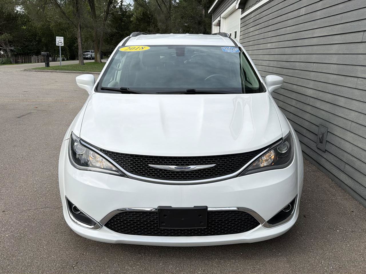 Used 2018 Chrysler Pacifica Touring-L FWD image 17